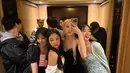 Jennie pun berfoto bersama ketiga member lainnya, yang sama-sama tampil dengan gaun bak princessnya. [@roses_are_rosie]