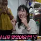 YouTuber Korea Tzuyang mukbang makanan Indonesia di warung dekat rel kereta Jakarta. (dok. tangkapan layar video YouTube Tzuyang)