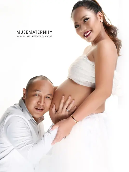 Bayi berjenis kelamin perempuan itu lahir secara operasi caesar dan diberinama Ratu Zefanya Adrianto. "Bayi 3.93 kg, Panjang 52cm dengan nama Ratu zefanya adrianto." lanjutnya dalam pesan. (Instagram/jennycortez_dj)