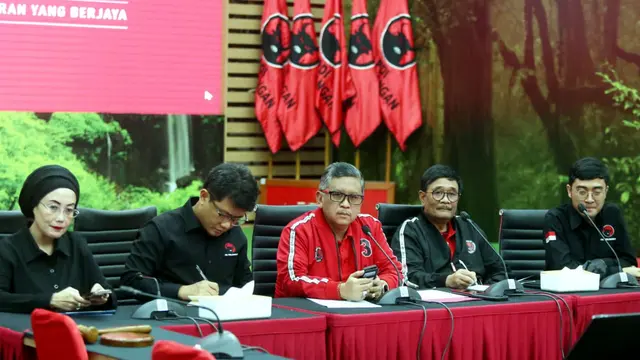 Sekjen PDIP Hasto Kristiyanto dan jajaran partai saat konferensi pers persiapan Rakernas V Partai di Kantor DPP PDIP, Jalan Diponegoro, Menteng, Jakarta, Rabu (22/5/2024). (Merdeka.com/Muhammad Genantan Saputra)