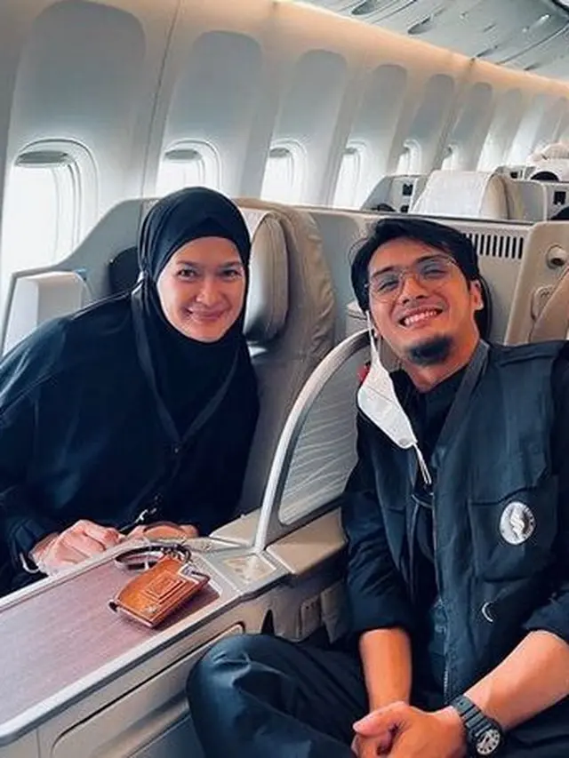 5 Potret Donna Harun Pertama Kali Umroh, Saat Pakai Cadar Curi Perhatian