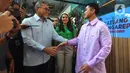 Ketua Umum PAN Zulkifli Hasan (kedua kiri) berjabat tangan dengan Ketua Umum PSI Kaesang Pangarep (kanan) usai melakukan pertemuan di DPP PAN, Jakarta, Rabu (14/8/2024). (merdeka.com/Imam Buhori)