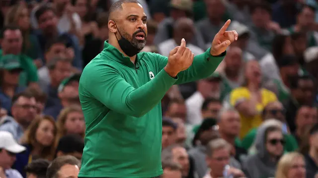 Pelatih klub NBA Ime Udoka saat memimpin Boston Celtics