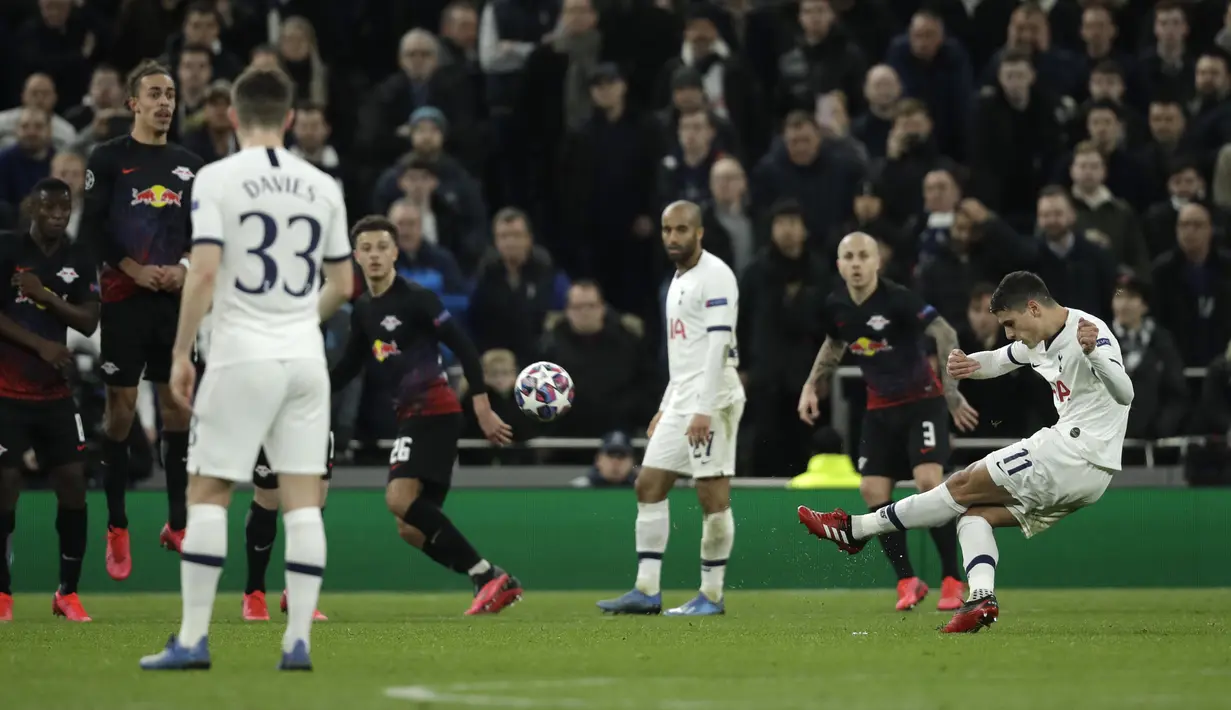 Gelandang Tottenham Hotspur, Erik Lamela melakukan tendangan bebas saat bertanding melawan pemain RB Leipzig pada leg pertama 16 besar Liga Champions di Stadion Tottenham,  London, Inggris, Rabu (19/2/2020). RB Leipzig Menang atas Tottenham 1-0. (AP Photo/Matt Dunham)