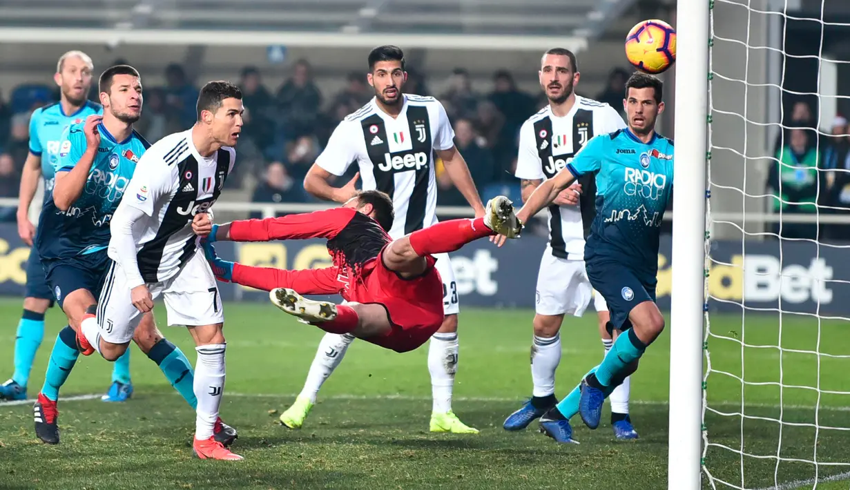 Striker Juventus, Cristiano Ronaldo mencetak gol ke gawang Atalanta pada laga Serie A di Stadion Atleti Azzurri, Bergamo, Rabu (26/12). Ronaldo menyelamatkan Juventus dari kekalahan dalam laga yang berakhir dengan skor 2-2. (Paolo Magni/ANSA via AP)