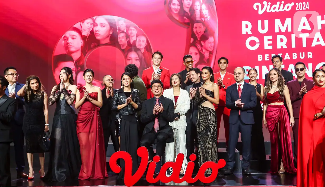 CEO Vidio Sutanto Hartono (tengah) dan Founder Vidio Adi Sariaatmadja berfoto bersama dengan sejumlah artis tanah air yang membintangi Vidio Original Series 2024 di Jakarta, Kamis (29/2/2024). (Liputan6.com/Angga Yuniar)