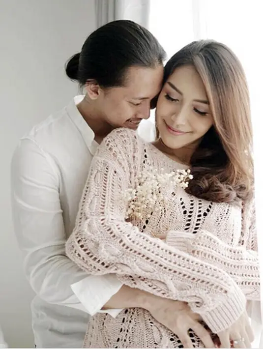 "ga nyangka bisa ngelewatin semua prosesnya, dari mulai awal kehamilan sampe proses persalinan, nahan kontraksi dari jam 9pagi dan baru berakhir jam 9mlm pas si bayi keluar," tulisnya dalam foto lain.  (Instagram/@melodyprima)