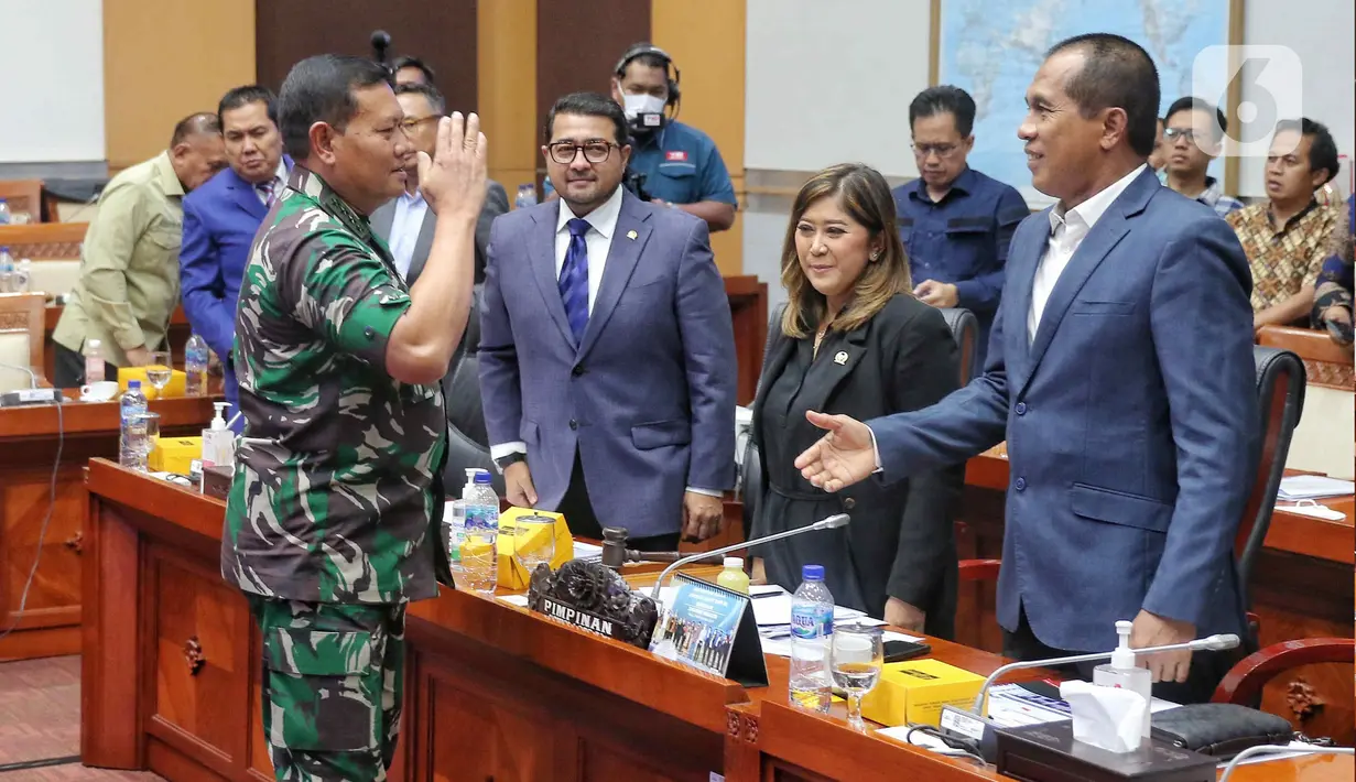 Kepala Staf Angkatan Laut (KSAL) Laksamana Yudo Margono memberikan salam hormat kepada  anggota Komisi I seusai disetujui menjadi Panglima TNI dalam uji kelayakan dan kepatutan (fit and proper test) di Kompleks Parlemen, Senayan, Jakarta, Jumat (2/12/2022). Komisi I DPR menyetujui Laksamana Yudo Margono menjadi Panglima TNI menggantikan Jenderal Andika Perkasa. (Liputan6.com/Angga Yuniar)