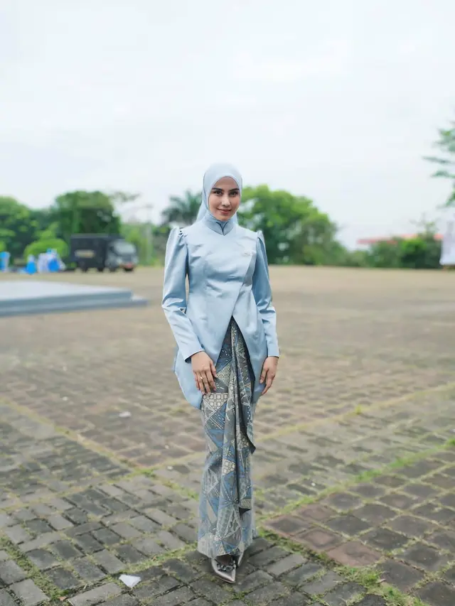 6 Potret Detail Kebaya Modern Syahnaz Sadiqah di Hari Jadi ke-18 Kab. Bandung Barat