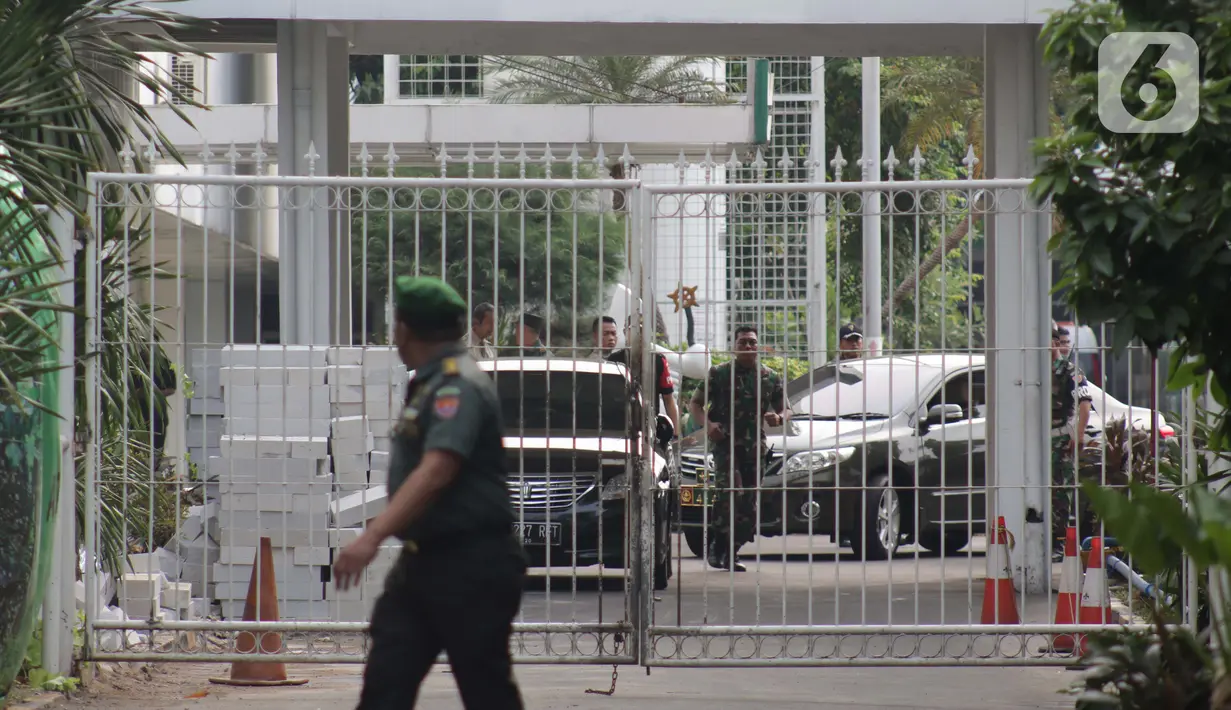 Petugas militer melintasi gerbang masuk ruang gawat darurat VVIP usai kedatangan Menko Polhukam Wiranto di Rumah Sakit Pusat Angkatan Darat, Jakarta, Kamis (10/10/2019). Menko Polhukam Wiranto ditusuk orang tak dikenal usai kunjungan di wilayah Banten. (Liputan6.com/Helmi Fithriansyah)