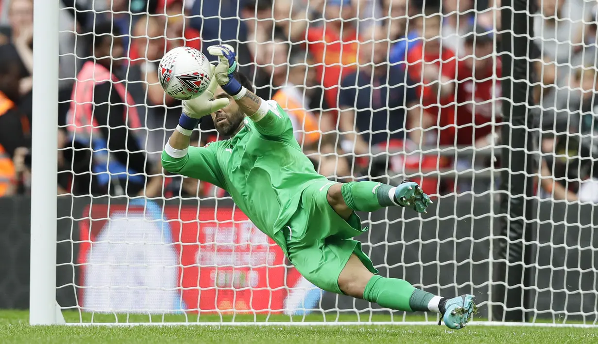 Kiper Manchester City Claudio Bravo mengagalkan tendangan penalti gelandang Liverpool, Georginio Wijnaldum selama pertandingan Community Shield 2019 di stadion Wembley, London, Inggris (4/8/2019). Manchester City menang adu penalti atas Liverpool 4-5 (1-1). (P Photo/Kirsty Wigglesworth)