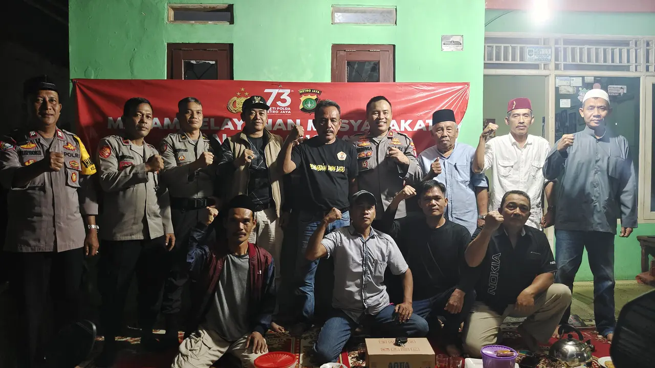 Kasat Samapta Polres Metro Depok, Kompol Hendra menyambangi warga RW2 Kelurahan Pondok Jaya, Kecamatan Cipayung, Kota Depok. (Liputan6.com/Dicky Agung Prihanto)