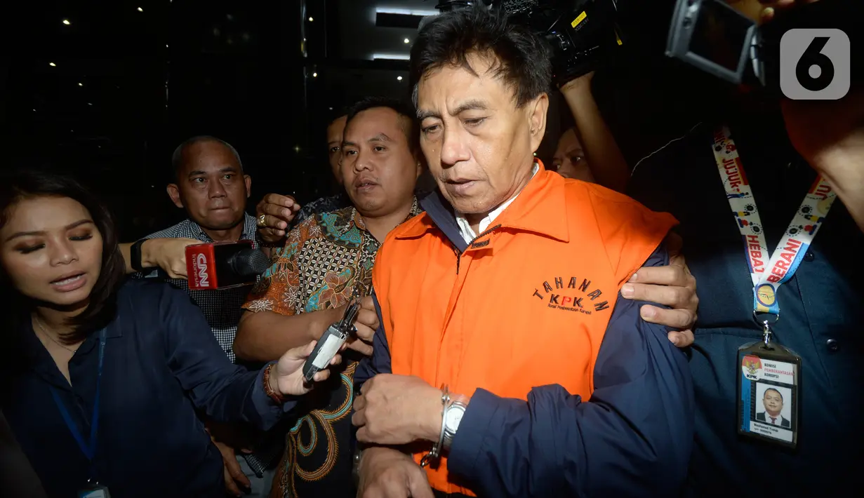 Direktur Utama PT CMI Teknologi Rahardjo Pratjinho berjalan keluar seusai pemeriksaan di Gedung KPK, Jakarta, Selasa (14/01/2020). KPK resmi menahan Rahardjo dalam kasus dugaan korupsi pengadaan perangkat transportasi informasi terintegrasi tahun anggaran 2016 di Bakamla. (merdeka.com/Dwi Narwoko)