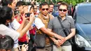 Ketua Umum Persatuan Artis Film Indonesia (PARFI) Gatot Brajamusti alias Aa Gatot dikawal petugas saat tiba di rumahnya di kawasan Pondok Pinang, Jakarta, Kamis (1/9). (Liputan6.com/Yoppy Renato)