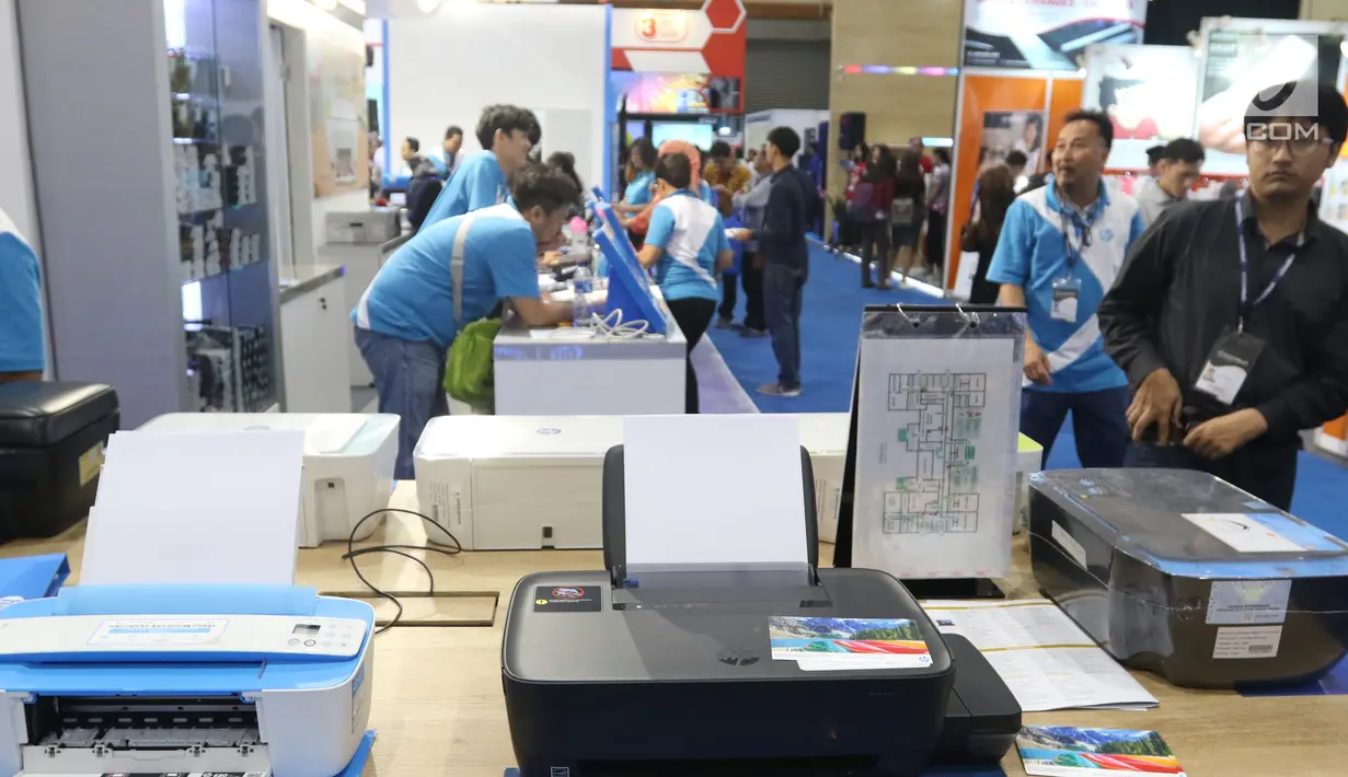 Pengunjung melihat pameran Indocomtech 2018, Jakarta, Rabu (31/10). Indocomtech 2018 diikuti 250 eksibitor, dari bidang telekomunikasi, komputer, software, games, smartphone, elektronik, dan aksesori yang ada di Indonesia. (Liputan6.com/Angga Yuniar)
