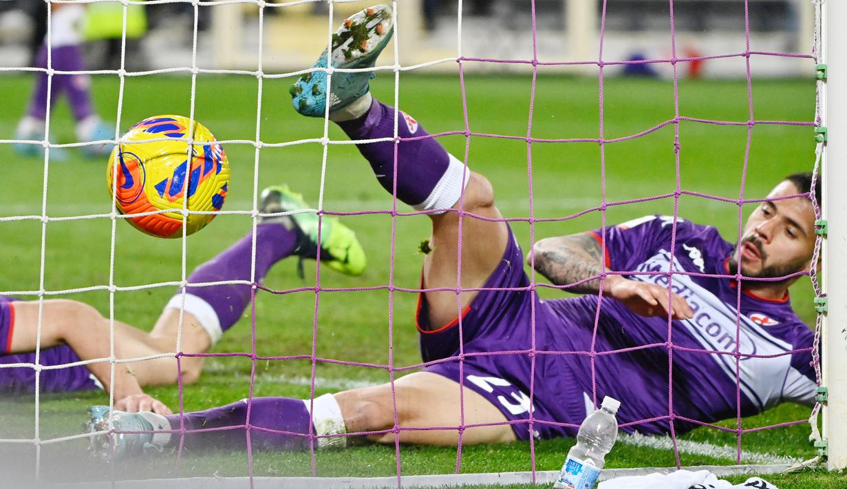 Juventus berhasil mendapatkan kemenangan penting saat bertandang ke markas Fiorentina pada laga leg pertama semifinal Coppa Italia, Kamis (3/3/2022). (AFP/Alberto Pizzoli)