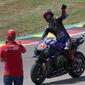 Pembalap Monster Energy Yamaha Fabio Quartararo merayakan kemenangannya&nbsp;dalam MotoGP Jerman di Sirkuit&nbsp; Sachsenring, Minggu, 19 Juni 2022. (Ronny Hartmann / AFP)