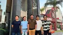 Tak ingun menyia-nyiakan kesempatan, band D'Masiv itu juga menyempatkan jalan-jalan di kota Los Angeles. Mulai dari melihat bangunannya yang terkenal, hingga menyusuri jalan yang fenomenal. Diketahui D'Masiv sudah lebih dari sepekan berada di Negeri Paman Sam itu. (Liputan6.com/IG/@rianekkypradipta).