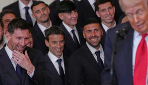 Lionel Messi, kiri, dan rekan-rekan setimnya mendengarkan Presiden Donald Trump berbicara selama acara penghargaan bagi juara Major League Soccer 2025, Inter Miami, di Ruang Timur Gedung Putih, Kamis, 5 Maret 2026, di Washington. (AP Photo/Julia Demaree Nikhinson)