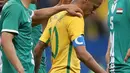 Pemain Irak berusaha menghibur Neymar usai pertandingan di cabang olahraga sepakbola putra Olimpiade Rio de Janeiro 2016 di Stadion Mane Garrincha, Senin (8/8). Brasil dan Irak berada di posisi dua dan tiga dengan nilai dua. (REUTERS/Ueslei Marcelino)