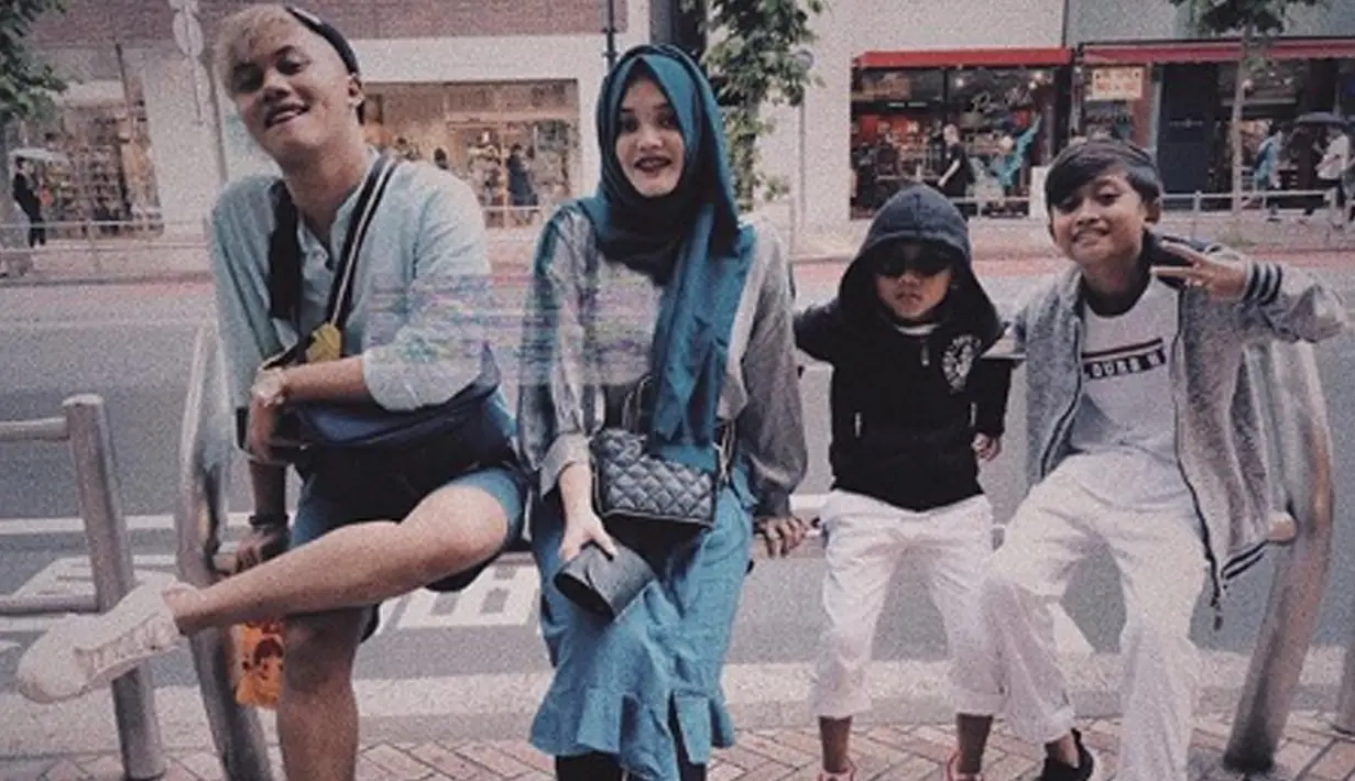 Potret Rizky dan Putri bersama kedua adik kecilnya. (Liputan6.com/IG/rizkyfbian)