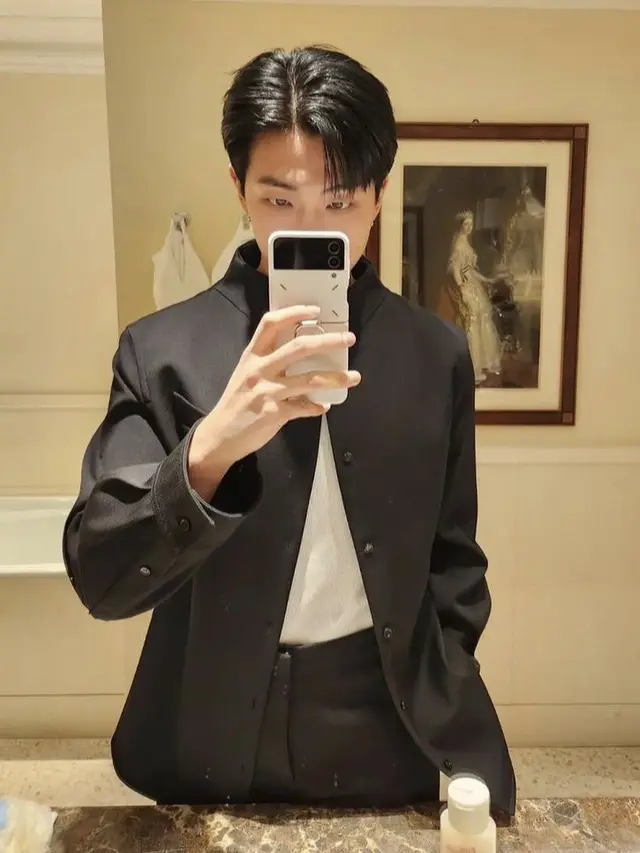 RM BTS Hadir di Bottega Veneta Milan Fashion Week