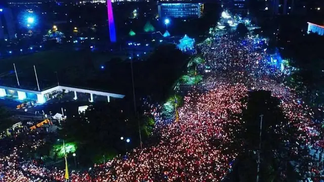 Aksi 1000 Lilin di Surabaya