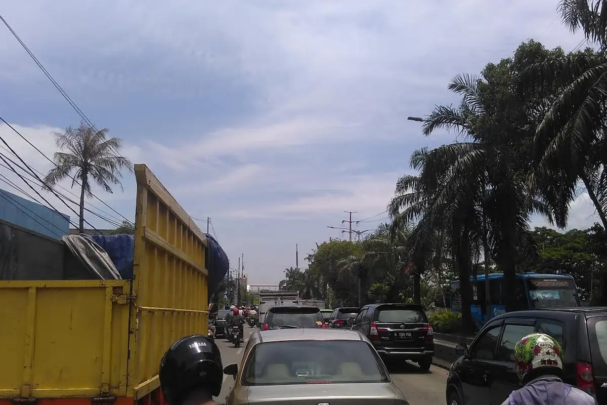 lalu lintas macet akibat truk terbalik