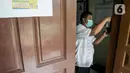 Petugas menyiapkan hand sanitizer di SMP N 115 Jakarta, Jumat (21/5/2021). Seleksi PPDB DKI Jakarta tahun ini akan dibagi menjadi empat bagian yakni jalur prestasi, jalur afirmasi, jalur zonasi, dan jalur pindah tugas orangtua dan anak guru. (Liputan6.com/Faizal Fanani)