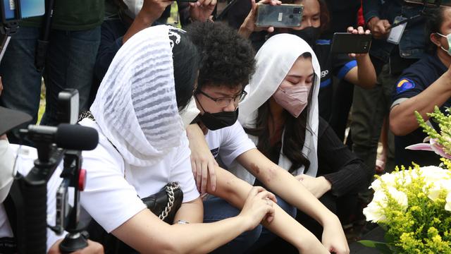 Angelina Sondakh ziarah ke makam suaminya Adjie Massaid usai bebas dari penjara. Angie ditemani anak-anaknya. (Kapanlagi.com/Akrom Sukarya)