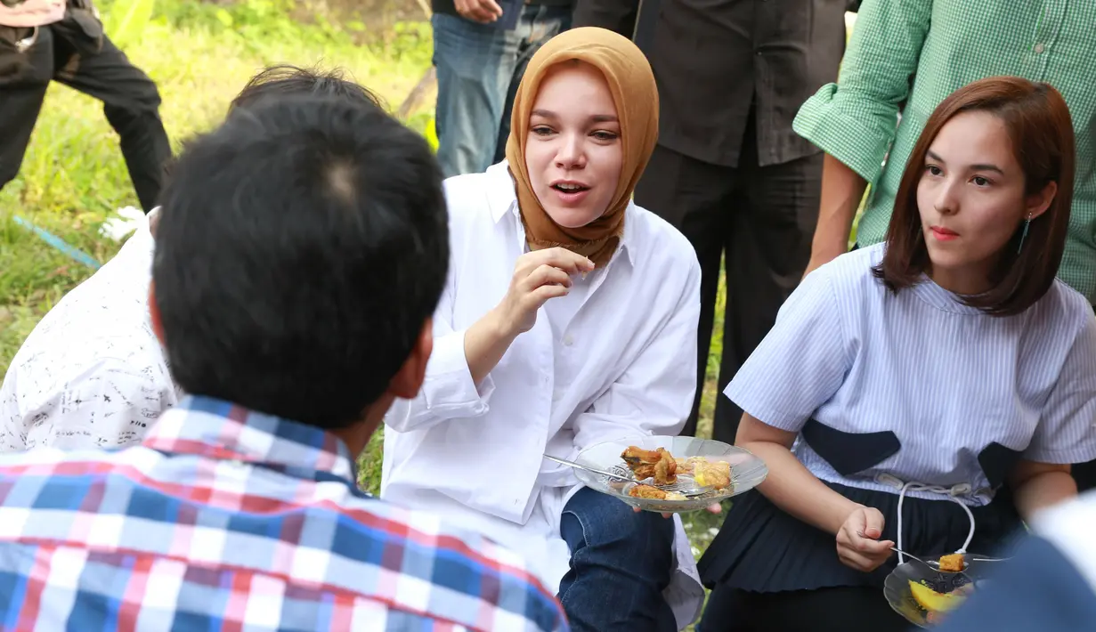 "Paling enak di rumah, apalagi rumah mertua. Semuanya udah ada, apalagi makanan," lanjut perempuan 37 tahun ini. (Adrian Putra/Bintang.com)