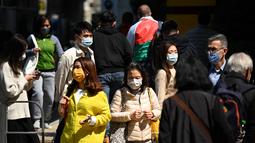 Sejumlah wanita memakai masker di jalan di Hong Kong pada 27 Februari 2023. Berita tentang perpanjangan itu diterbitkan dalam lembaran keputusan pemerintah pada Rabu (23/2) malam. Pada 8 Maret, aturan tersebut akan ditegakkan seribu hari ke depan dengan disertai dengan denda hingga Rp.19 juta. (AFP/Peter Parks)