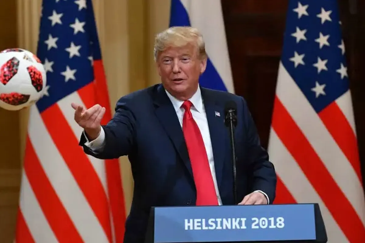 Presiden Amerika Serikat Donald Trump saat melempar bola Piala Dunia pemberian Presiden Rusia Vladimir Putin kepada Ibu Negara AS Melania Trump (AFP PHOTO)