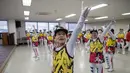 Sejumlah wanita lanjut usia yang tergabung dalam anggota cheerleaders Cheer Mommy berlatih di ruang latihan di Samcheok, Korsel (3/3). Dengan penuh semangat sekumpulan wanita lanjut usia mempraktekan gerakan layaknya seorang pemandu sorak. (AFP/Ed Jones)
