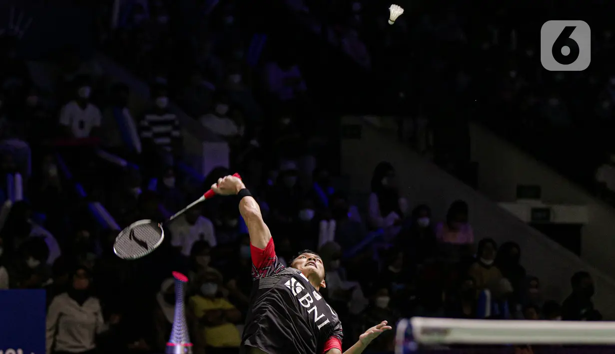 Pebulu tangkis tunggal putra Indonesia Jonatan Christie melakukan smash saat bertanding melawan tunggal putra Thailand Kantaphon Wangcharoen dalam babak 32 besar Indonesia Open 2022 di Istora Senayan, Jakarta, Rabu (15/6/2022). Jonatan Christie berhasil menang dengan skor 22-20, 21-8. (Liputan6.com/Faizal Fanani)