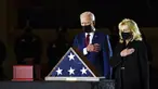 Presiden AS Joe Biden dan Ibu Negara Jill Biden memberi penghormatan kepada polisi yang tewas dalam kerusuhan Capitol Hill Brian Sicknick di tengah Capitol Rotunda, Washington, Selasa (2/2/2021). Abu jenazah Brian Sicknick dihadirkan dalam upacara ini. (Erin Schaff/The New York Times via AP, Pool)