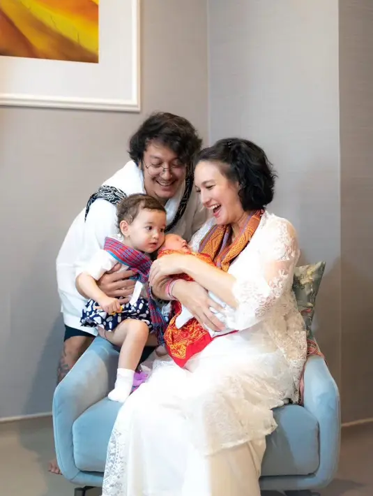 <p>Masih menurut Nadine, sang suami tak mau kehilangan momen manis bersama kedua buah hatinya. Dimas terjun langsung mengurus Djiwa dan Djala. [Instagram/dimsanggara]</p>