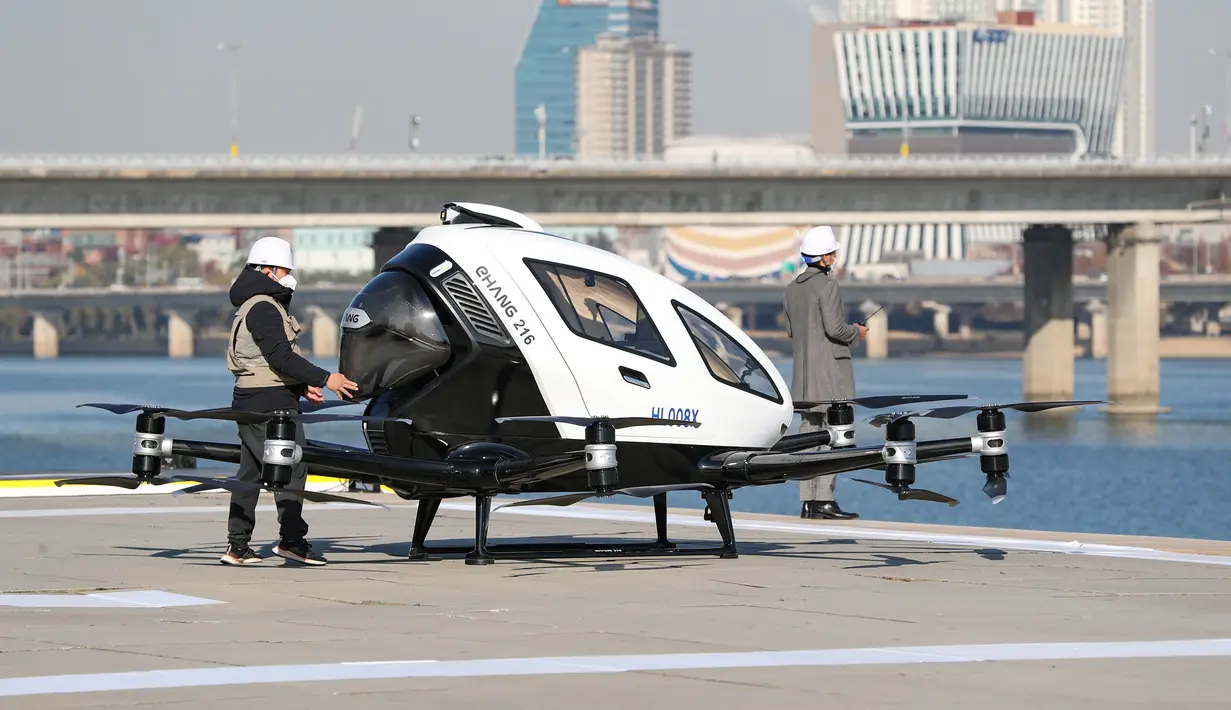 Seorang staf mempersiapkan kendaraan udara otonomos EHang 216, yang diproduksi oleh perusahaan Ehang China, sebelum demonstrasi terbang di Taman Yeouido Hangang di Seoul, Korea Selatan (11/11/2020). (Xinhua/Wang Jingqiang)