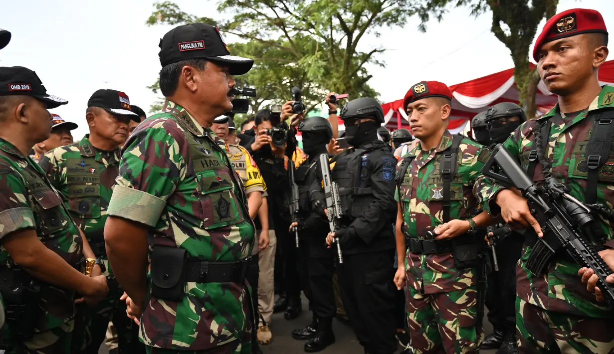Panglima TNI Marsekal Hadi Tjahjanto memeriksa anggotanya saat apel pengamanan Pemilu 2019 di Bogor, Jawa Barat, Rabu (10/4). TNI-Polri tidak akan memberi ruang gerak bagi orang yang akan mengganggu jalannya Pemilu 2019. (ADEK BERRY/AFP)