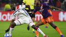 Pemain Lyon, Tanguy Ndombele berduel dengan Raheem Sterling pada laga lanjutan liga champions yang berlangsung di stadion Parc Olympique Lyonnais, Prancis, Rabu (28/11). Lyon bermain imbang 1-1 kontra Manchester City. (AFP/Jeff Pachoud)