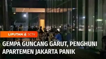 Guncangan gempa juga terasa sampai ke wilayah termasuk Jakarta. Di Jakarta Selatan, penghuni salah satu apartemen panik keluar gedung akibat gempa.