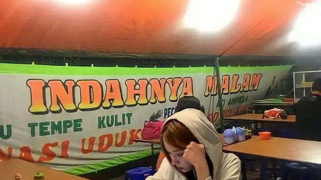 6 Potret Editan Idol Kpop Jajan di Pinggir Jalan, Cocok Jadi Warga Lokal