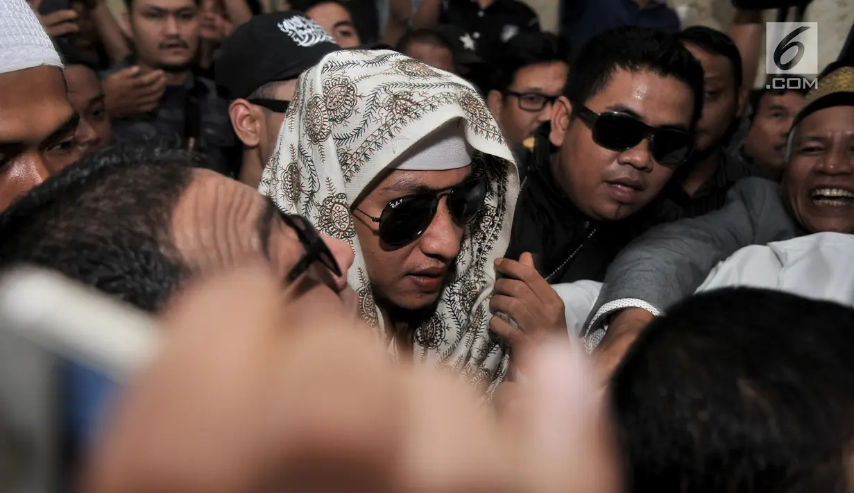 Habib Bahar bin Smith tiba di Gedung Bareskrim Polri Jakarta, Kamis (6/12). Habib Bahar diperiksa sebagai saksi terlapor terkait kasus video ceramah yang diduga menghina Presiden Jokowi dan viral di media sosial. (Merdeka.com/ Iqbal S. Nugroho)