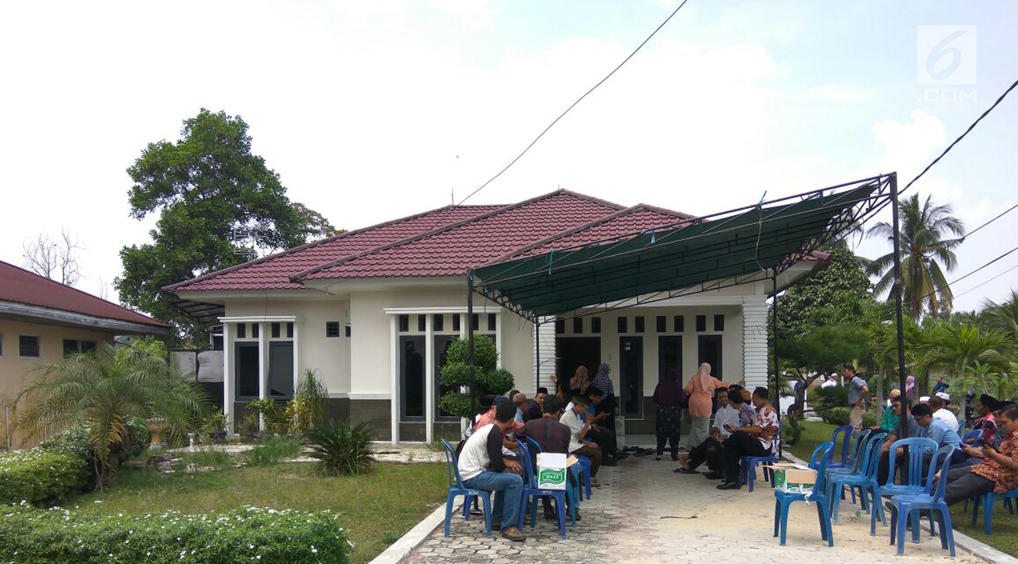 Suasana Rumah Duka Menjelang Pemakaman Dr Ryan Thamrin News Entertainment Fimela Com