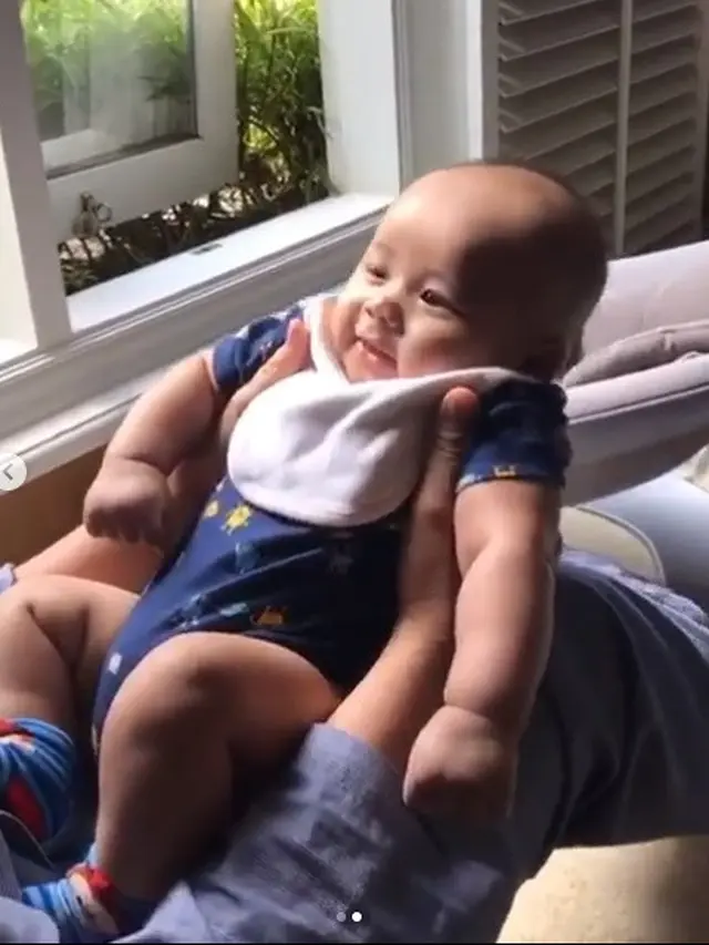 7 Momen Ahok Asuh Baby Yosafat Ini Menggemaskan