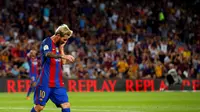 Penyerang Barcelona, Lionel Messi, keluar lapangan Estadio Camp Nou, dengan muka tertunduk. Hal itu terjadi setelah El Barca kalah 1-2 dari Alaves, pada laga lanjutan La Liga 2016-2017, Minggu (11/9/2016) dini hari WIB.  (Reuters/Albert Gea)