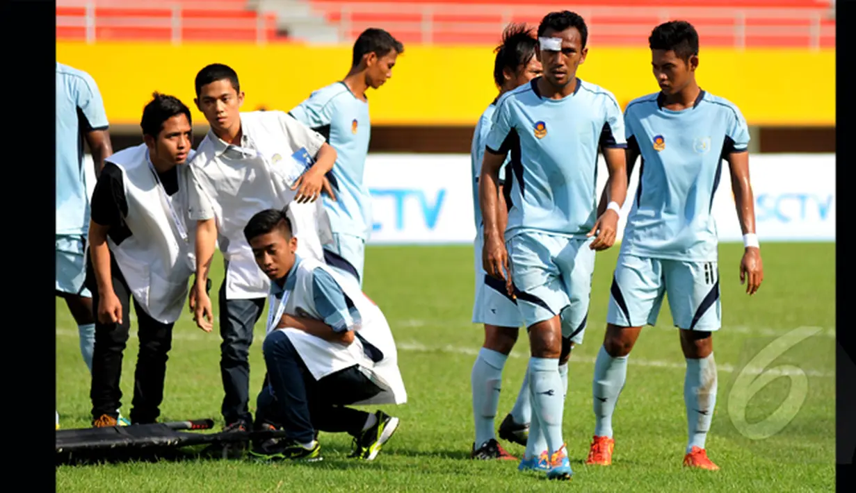 Pertandingan keras antara Persebaya Surabaya kontra Persela Lamongan membuat salah satu pemain Persela cidera dalam laga SCM Cup 2015, Stadion Jakabaring, Palembang, Selasa (27/1/2015). (Liputan6.com/Johan Tallo)