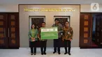 Presiden Direktur PT Nestlé Indonesia, Ganesan Ampalavanar (kedua kanan) menyerahkan mock-up kepada Kepala Staf Kepresidenan, Moeldoko (kedua kiri) yang didampingi Business Executive Officer Beverages Business Unit Mirna Tri Handayani dan Deputi II Kantor Staf Presiden, Abetnego Tarigan di Jakarta.