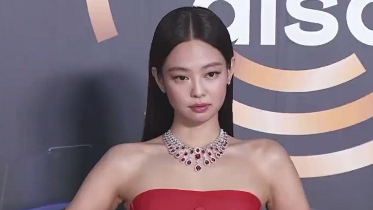 Jennie BLACKPINK Ubah Gaun Maison Margiela Jadi Merah Menyala di Karpet Merah Golden Disc Awards ke-40