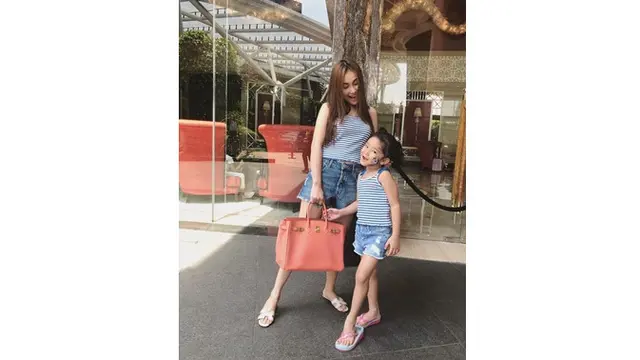 7 Gaya Ayu Ting Ting dan Bilqis Saat Pakai Baju Kembaran, Kompak Banget